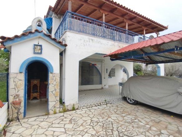 For Sale Family home steps from the sea – Eretria