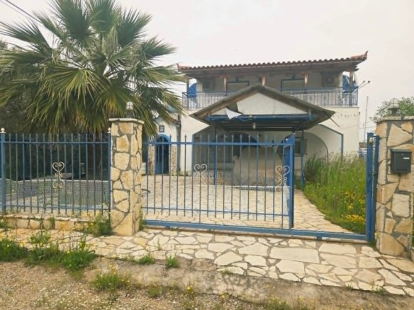 For Sale Family home steps from the sea – Eretria