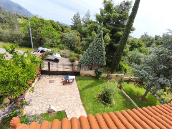 Detached House Surrounded by Greenery in Eretria