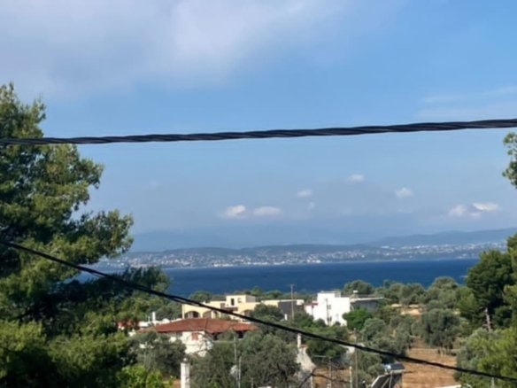 Ανακαινισμένο σπίτι ελληνικής έμπνευσης με βεράντα στον τελευταίο όροφο με θέα στη θάλασσα και το βουνό