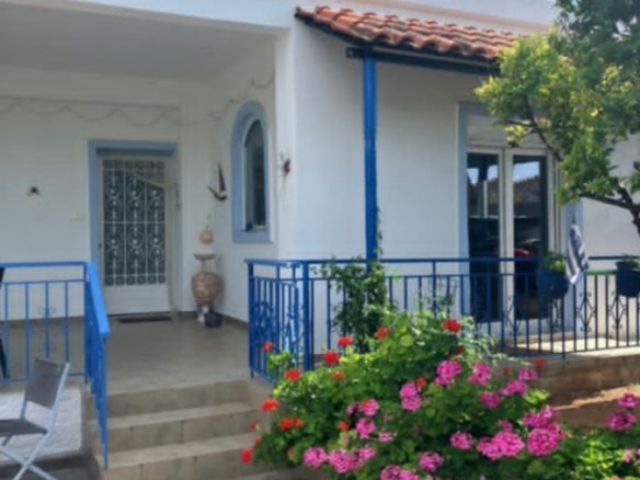 Ανακαινισμένο σπίτι ελληνικής έμπνευσης με βεράντα στον τελευταίο όροφο με θέα στη θάλασσα και το βουνό