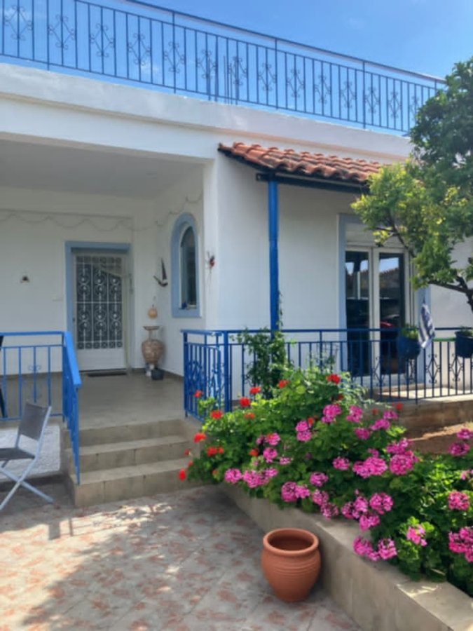 ERETRIA BLEU VENTRE (2) Ανακαινισμένο σπίτι ελληνικής έμπνευσης με βεράντα στον τελευταίο όροφο με θέα στη θάλασσα και το βουνό