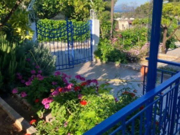 Ανακαινισμένο σπίτι ελληνικής έμπνευσης με βεράντα στον τελευταίο όροφο με θέα στη θάλασσα και το βουνό