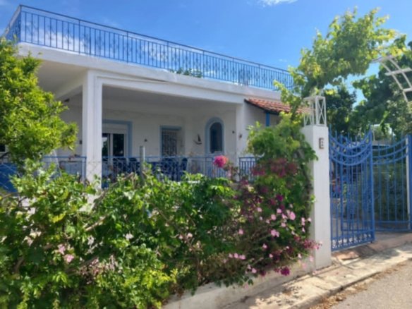 Ανακαινισμένο σπίτι ελληνικής έμπνευσης με βεράντα στον τελευταίο όροφο με θέα στη θάλασσα και το βουνό